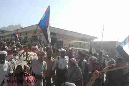 خورة بمحافظة شبوه تقيم صلاة الغائب على شهداء مجزرة سناح