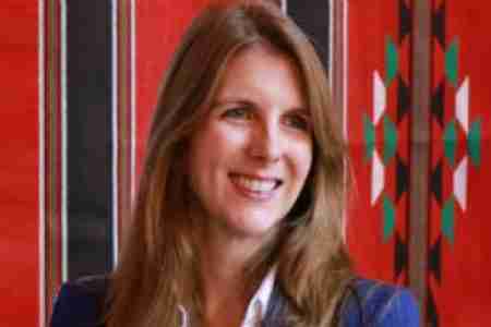 السفيرة البريطانية تذرف دموعها عند مشاهتها لصور ضحايا مجزرة العزاء الضالع خلال لقاءها بممثليين جنوبيين بصنعاء