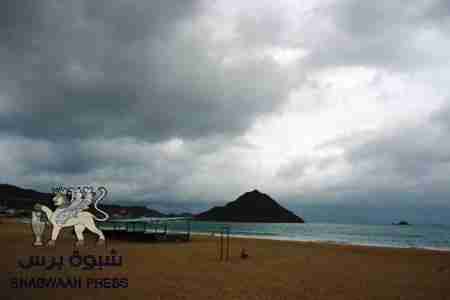 مسلحون مجهولون يداهمون منزل ناشط سياسي في عدن