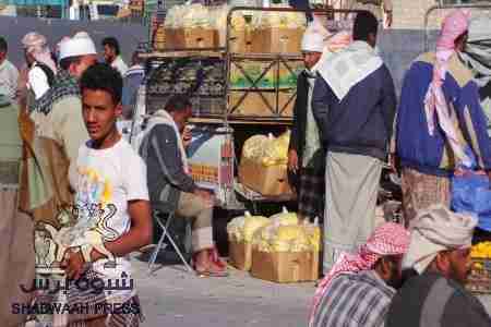 مجاميع مسلحة تابعه لمتنفذين كبار تغلق سوق الخضار المركزي بسيؤن  التابع لـ لباجبير  بقوة السلاح .