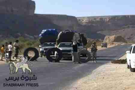 رجال العوابثه يمنعون سيارات القات من المرور بأراضيهم إعتبارا من هذا اليوم