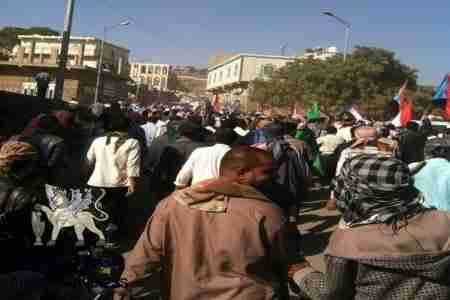 وسط حالة سخط وغضب أهالي الضالع يشيعون الطفلتين يسرى وياسمين