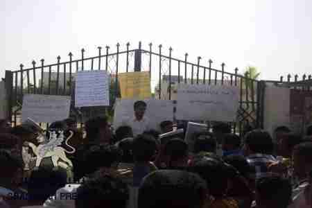 وقفة احتجاجية لطلاب الشحر الجامعين وضمانات قيد التنفيد من رئاسة واتحاد الطلاب بالجامعه مع استنكارهم لهذه الوقفة