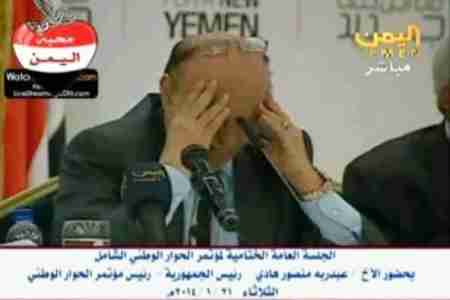 هادي يلطم على وجهه حرجا مما قاله مباشرة بالتلفزيون دون علمه