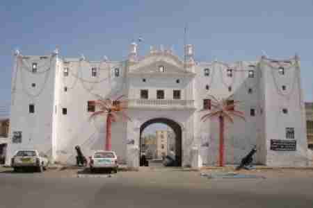 مواطنون وجامعيون بالشحر يشتكون السلطة المحلية بالمحافظة من الأهمال والتسويف الإداري ويطالبون بالتوظيف&lrm;