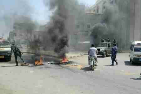 مدرعات الأمن تقتحم ساحة الحراك التهامي ..اشتباكات وفوضى ومصابين بمدينة الحديدة