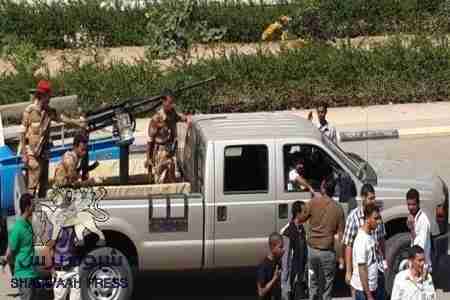 قوات الاحتلال اليمني تداهم كلية الهندسة بجامعة عدن بأطقمها العسكرية وبقيادة عميد الكلية لقمع مسيرة للطلاب