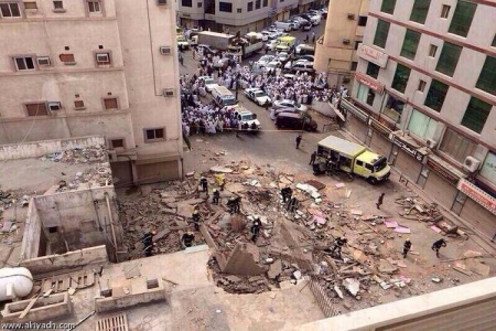 مدني جدة يباشر انهيار مبنى في حي باب شريف