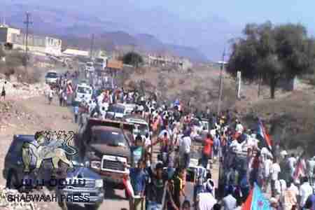 ابناء ردفان يشيعون جثمان الشهيد باسل الردفاني وقوات الاحتلال تطلق نيرانها عليهم