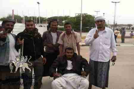 جرحى الهبة الشعبية يغادرون المكلا إلى القاهرة بترتيب من الجيلاني رئيس دائرة جرحى الحراك