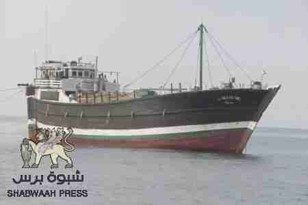 جنوح سفينة بضائع هندية على شاطيئ مدينة الشحر الغربي
