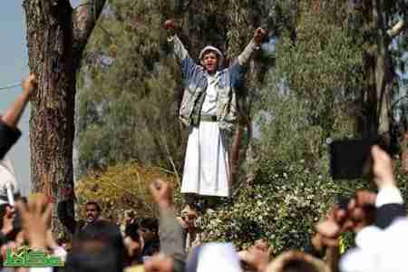 صحيفة سعودية : حاشد تنقلب على آل الأحمر وتوقع اتفاق صلح مع الحوثيين