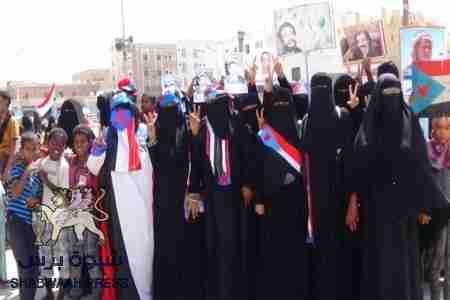 اتحاد نساء الجنوب بالشحر ينفذ مسيرة تضامنية مع أسر مشردة في مدينة الشحرو يندد بالحكم الجائر بحق المرقشي