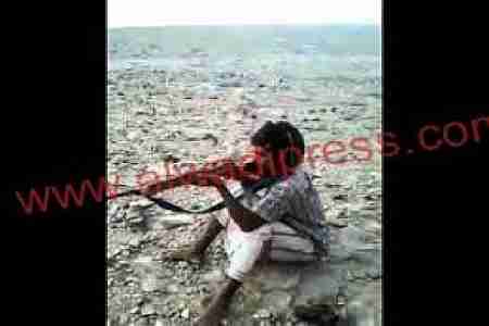 في أغرب وأخطر عملية رماية أشبه بالمعجزة : طفل حمومي يصيب ببندقية هدفا صغيرا على رأس أخيه