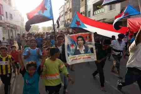 مسيرة كبرى في منصورة عدن ترفض حصار المنصورة وتدمير ساحة الشهداء