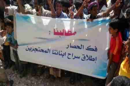 الأمن المركزي يحاصر منطقة عبد الله غريب ويفرض اغلاقا لمحلاتها وأبناء العيون يقفون احتجاجا للمطالبة برفعه