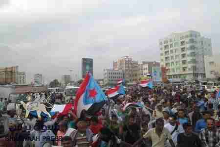 الحراك الجنوبي  بعدن يخرج في مسيرة راجلة تحت شعار لا للأقلمة نعم لدولة مستقلة كاملة السيادة