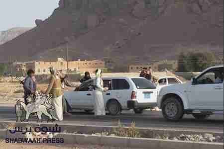 قبائل يمنية تقيم نقطة تقطع بالقرب من مطار الريان بالمكلا