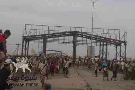 أبناء شبوه وابين وحضرموت والمهرة يقتحمون نقطة العلم سيرا على الأقدام