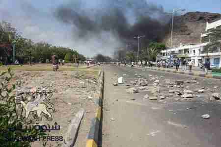 قوات الامن تقتحم سوق القات في خور مكسر وتنهب محتوياته