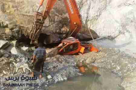 نجاة سائق بوكلين شبواني من الموت نتيجة سقوط صخرة كبيرة في مكة المكرمة (صور)