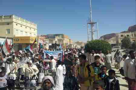 رفضا لتقسيم الجنوب واستنكارا لجرائم الاحتلال اليمني .. القطن تشهد مسيرة جماهيرية بعد صلاة الجمعة