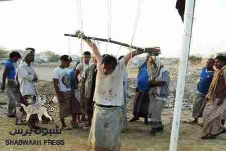 أنصار الشريعة يعدمون جاسوسا ويعلقون جثته في ملعب بمدينة الشحر