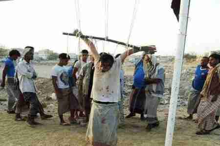 معلومات جديدة عن الشخص الذي أعدم في الشحر وعلق مصلوبا وهو من صنعاء