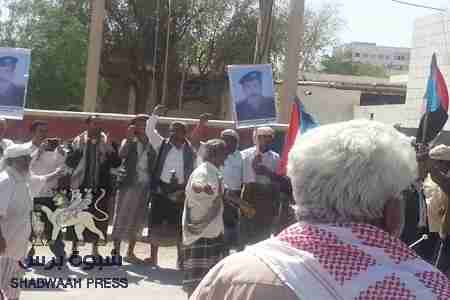 أبناء الضالع يقررون مغادرة شبوه وترك جثة أبنهم الشهيد أحمد هاشم في وجيه مشائخ المحافظة وسلطتها