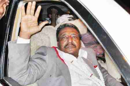 المناضل حسن باعوم يعود من القاهرة الى المكلا بعد اجراء فحوصات طبية