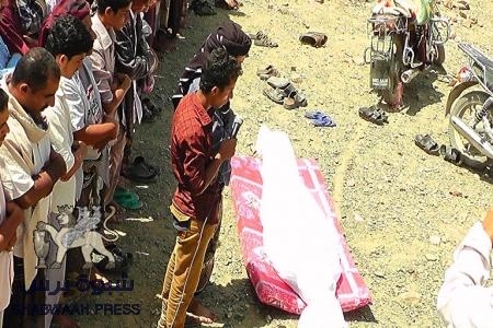 بحضور امين عام الحراك عسكر وقيادات الحراك في المنطقة المئات في ردفان يشيعون جثمان القيادي الجبراني الى حبيل جبر