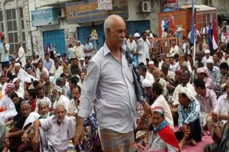 طرد العميد ناصر الطويل اليوم من ساحة المعلا فعل غير ثوري وغير أخلاقي مهماً كانت مبررات طرده.