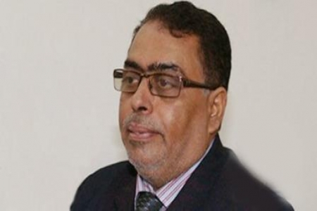 محافظ عدن يحسن خدمة الكهرباء لمنزله بمحول جديد وأدوات كهربائية بـ 4 ملايين ريال