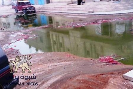 بالصورة : مياه الصرف الصحى واكوام القمامة تغرق شوارع مدينة عتق ....