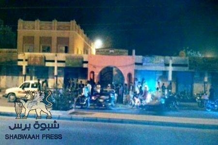 عاجل : مسلحون ملثمون يطلقون الرصاص على المارة في الشحر ويلوذون بمعسكر العلي (صور)