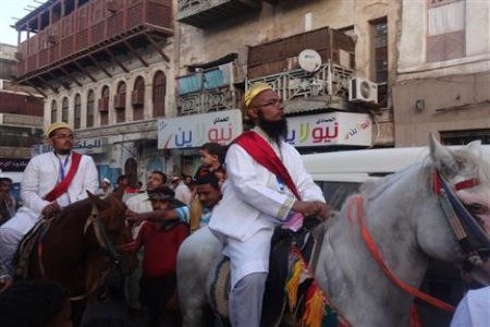 أبناء الطائفة البهرية في عدن يبايعون سلطانهم الجديد