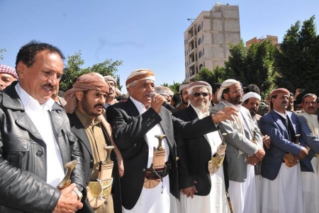 شيخ قبلي من مأرب يسلم أبنه لأمن صنعاء لمشاركته في خطف أجنبي