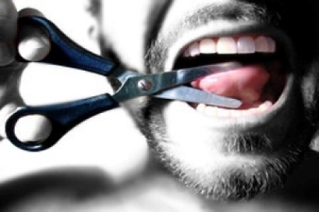 مرفقي أبناء الأحمر المسلحين يتهددون صحفيا في صنعاء