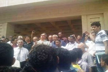 حبتور يتبختر وسط العسكر وحراسته المسلحة ويهدد طلاب كليتي الحقوق والاقتصاد بالفصل