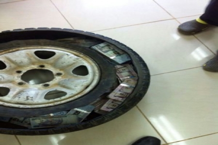 افشال محاولة مغترب يمني تهريب 5 ملايين ريال سعودي خبأها في إطارات السيارة