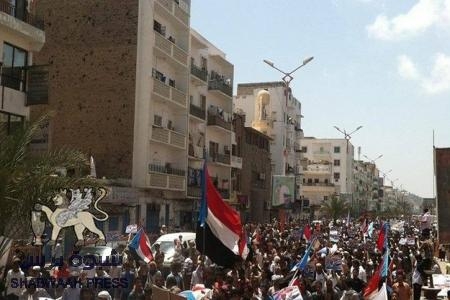 تشييع جثمان الشهيد مبارك معوض العولقي بعد الصلاة عليه في المعلا ظهر اليوم (صور)