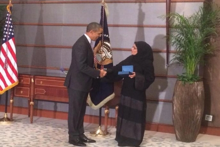 أوباما يسلم سعودية جائزة ‘‘ أشجع امرأة ‘‘
