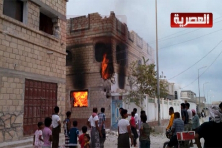 منازل خاليه من السكان تتعرض لقصف مدفعي من الجيش اليمني بمدينة الشحر (صور)