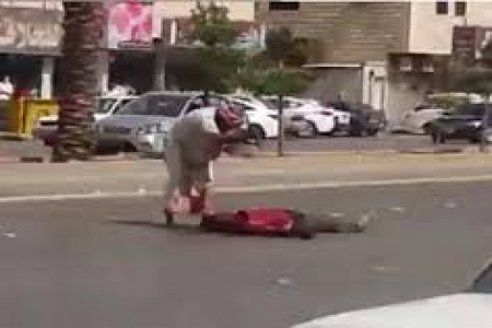 سعودي من أصل يمني يقتل عاملا في أحد شوارع الرياض .. فيديو