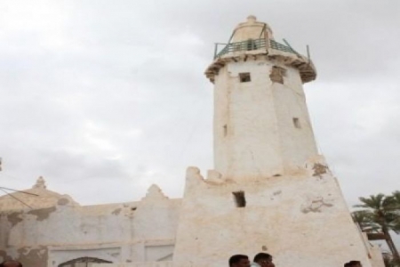 مسجد النقعة التاريخي بغيل باوزير .. معلم يواجه رياح التدمير