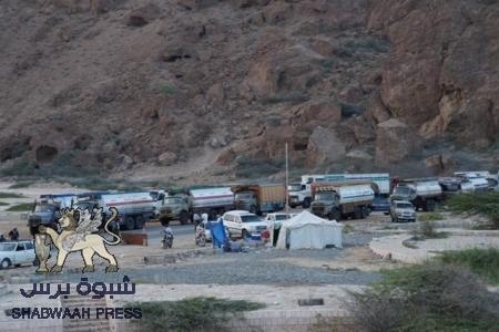 قبائل يافع حضرموت توقف حركة نقل الشاحنات من والى حضرموت ردا على خطف الطفل البطاطي