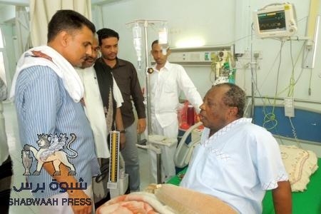 الفنان كرامة مرسال يرقد على السرير الأبيض في ابن سيناء