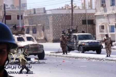 جنود بمعسكر القوات الخاصة بالمكلا يشهرون السلاح بوجه قيادة المعسكر ويرفضون اقتحام حي الديس