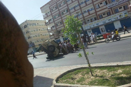 انقلاب مدرعة تابعة للجيش اليمني وانباء عن مقتل مواطن إطلق عليه الجنود النار خلال تفريق المواطنين بمنطقة بويش