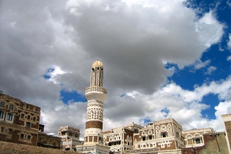 عاجل : مقتل شخص واصابة أثنان في انفجار قنبلة بصنعاء القديمة